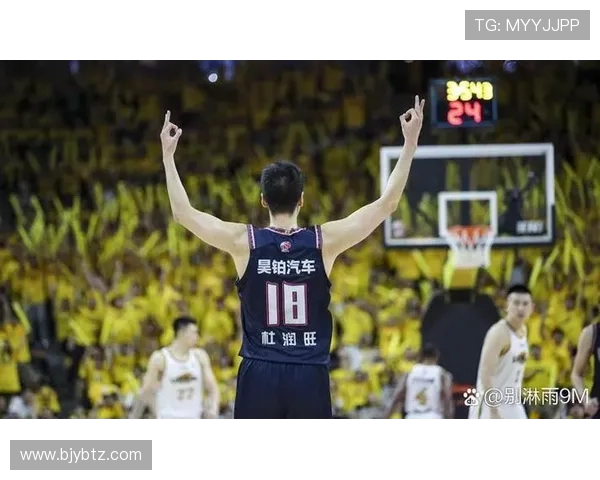 广东宏远迎强敌鏖战四节逆转取胜展现冠军底蕴与团队凝聚力